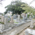 西宮市愛宕山墓地の墓地内写真